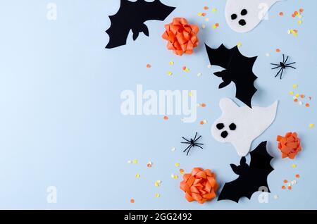 Sfondo per la festa di Halloween. Attributi vacanza bat, ragni, fantasmi divertenti, testo copia, laico piatto Foto Stock