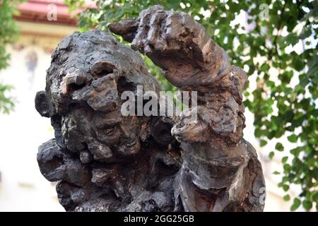 LVIV, UCRAINA - 26 AGOSTO 2021 - direttore artistico e fondatore del festival LvivMozArt Oksana Lyniv svela la scultura allegorica di Foto Stock