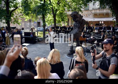 LVIV, UCRAINA - 26 AGOSTO 2021 - Andrii Sadovyi, capo della città di Lviv, parla durante l'inaugurazione della scultura allegorica del compositore pian Foto Stock