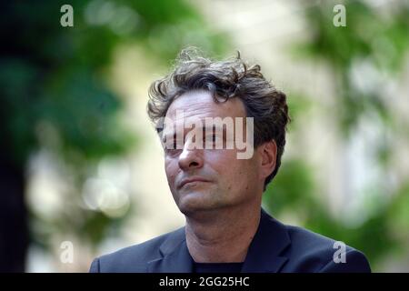 LVIV, UCRAINA - 26 AGOSTO 2021 - lo scultore austriaco Sebastian Schweikert partecipa all'apertura della sua scultura allegorica di compositore pianista, conduttore Foto Stock