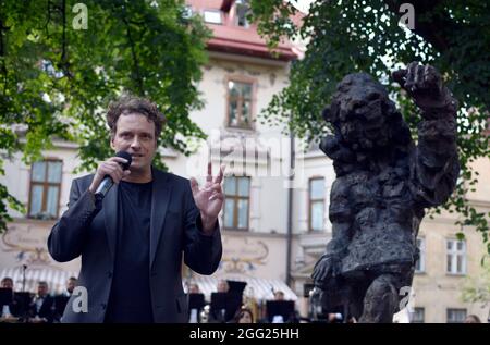 LVIV, UCRAINA - 26 AGOSTO 2021 - lo scultore austriaco Sebastian Schweikert partecipa all'apertura della sua scultura allegorica di compositore pianista, conduttore Foto Stock