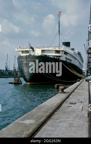 Ocean Liner la regina RMS Elizabeth (la prima a portare il nome Elizabeth) ormeggiata nel porto nel 1967. La poppa della nave mostra la sua base come «Liverpool» – in altre occasioni essa è stata sostituita dal porto di «Southampton». La nave era gestita da Cunard Line. Insieme alla regina Mary, ha fornito il servizio settimanale di linea di lusso fra Southampton, Regno Unito e New York, Stati Uniti. Fu lanciata nel 1938 da John Brown and Company a Clydebank, Scozia, e nominata in onore della Regina Elisabetta (in seguito Regina Madre). Era il più grande passeggero di linea mai costruito a quel tempo. Foto Stock