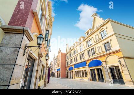 Strada commerciale di stile multinazionale, Hainan, Cina. Foto Stock