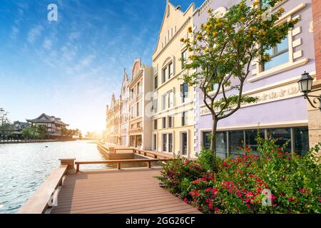 La strada commerciale vicino al mare, Isola di Haihua, Hainan, Cina. Foto Stock