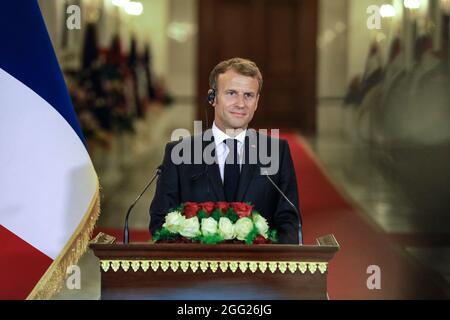 Baghdad, Iraq. 28 agosto 2021. Il presidente francese Emmanuel Macron ascolta il presidente iracheno Barham Salih (non raffigurato) durante una conferenza stampa congiunta al Palazzo Presidenziale di Baghdad, ai margini della Conferenza di cooperazione e partenariato di Baghdad. Credit: Ameer al Mohammedaw/dpa/Alamy Live News Foto Stock