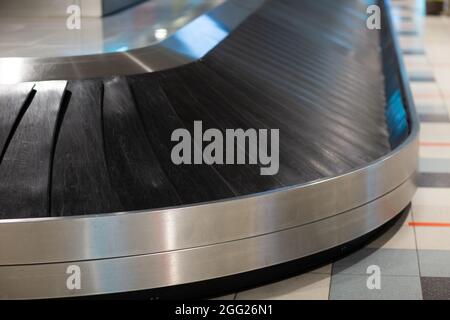 Bagagli da/per l'aeroporto, nastro vuoto senza bagagli e bagagli. Foto Stock