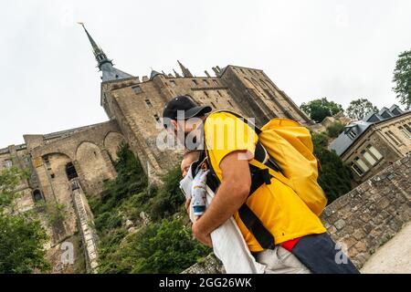 Giovane famiglia nella famosa Abbazia di Mont Saint-Michel dall'interno, nel dipartimento della Manica Foto Stock