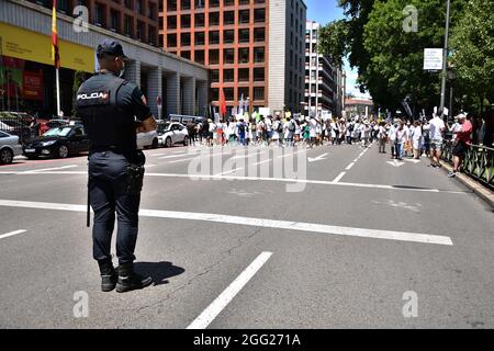 Poliziotto a dimostrazione di operatori medici, protestando contro la politica di gestione incompetente da parte del ministero della salute. Spagna, Madrid nel giugno 2021. Foto Stock