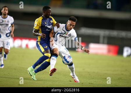 VERONA, ITALIA - AGOSTO 27: Lautaro Martinez del FC Internazionale compete per la palla con Martin Hongla di Hellas Verona , durante la Serie A match tra Hellas Verona e FC Internazionale allo Stadio Marcantonio Bentegodi il 27 agosto 2021 a Verona . (Supporto MB) Foto Stock