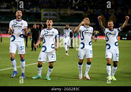 VERONA, ITALIA - AGOSTO 27: Milano Skriniar, Nicolo Barella, Lautaro Martinez e Federico Dimarco del FC Internazionale celebrano la vittoria al termine della Serie A match tra Hellas Verona e FC Internazionale allo Stadio Marcantonio Bentegodi il 27 agosto 2021 a Verona . (Foto di MB Media/ ) Foto Stock