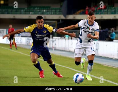 VERONA, ITALIA - AGOSTO 27: Ivan Perisic del FC Internazionale compete per la palla con Davide Faraoni di Hellas Verona ,durante la Serie A match tra Hellas Verona e FC Internazionale allo Stadio Marcantonio Bentegodi il 27 Agosto 2021 a Verona . (Foto di MB Media/ ) Foto Stock
