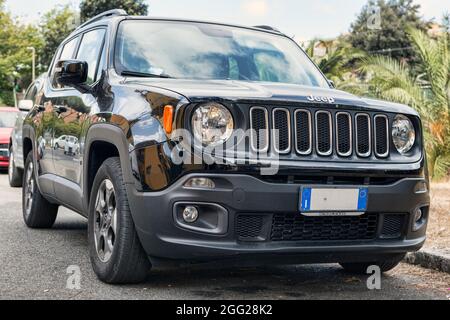 Roma,Italia -27 agosto 2021: Vista frontale a basso angolo bellissimo design del veicolo fuoristrada modello Jeep Renegade da American Jeep automaker Foto Stock