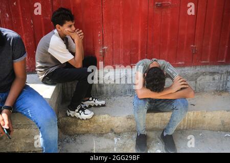 Gaza, la striscia di Gaza, la Palestina. 28 agosto 2021. Lutto relativo Hassan Abu al-Neil un ragazzo palestinese di 12 anni che è stato ucciso in testa da un incendio israeliano durante una manifestazione al confine Gaza-Israele la settimana scorsa, Abu al-Neil è morto delle sue ferite sabato. (Credit Image: © Mahmoud Khattab/Quds Net News via ZUMA Press Wire) Foto Stock
