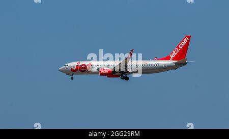 Heraklion, Grecia - 20 agosto 2021 - un Boeing 737-800 della compagnia aerea britannica low-cost Jet2.com con il numero di identificazione G-GDFC che si avvicina per Foto Stock