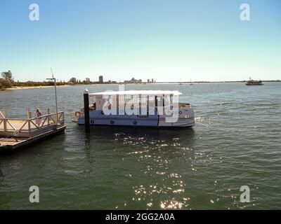 Partenza da Hopo Ferry, presso il pontile del Southport Pier sul Broadwater sulla Gold Coast, Australia, servizio di traghetto locale Hop-on Hop-Off. Australia. Foto Stock