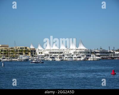 Yatchs e piccole barche di fronte al centro di Marina Mirage, vicino al Versace Hotel, sul Broadwater a Southport, Gold Coast, Australia. Inverno. Foto Stock