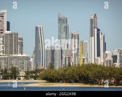 Vista degli alti edifici del centro di Surfers Paradise sulla Gold Coast, Australia. Preso dal Broadwater a Southport, guardando a nord. Foto Stock