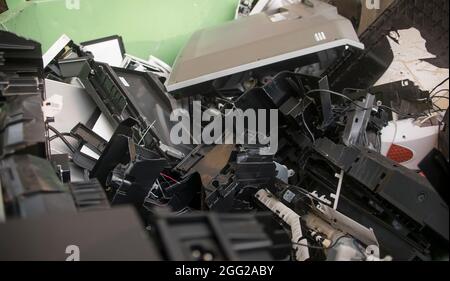 Rifiuti elettronici raccolti in skip presso il centro rurale australiano di riciclaggio verde. Vecchi computer, schermi e rifiuti elettronici assortiti. Foto Stock