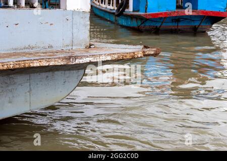 Dhaka, Bangladesh - 20 agosto 2021: Due vecchie barche di ferro arrugginite parcheggiate sul fiume buriganga Foto Stock