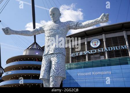 Una nuova statua dell'ex giocatore e capitano Vincent Kompany di Manchester City fuori terra davanti alla partita della Premier League all'Etihad Stadium di Manchester. Data foto: Sabato 28 agosto 2021. Foto Stock