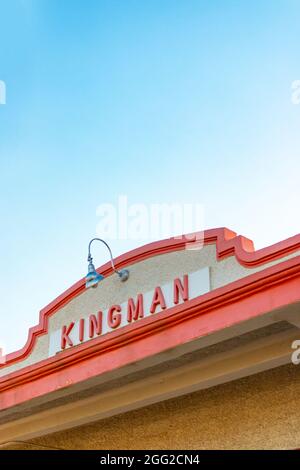 La stazione ferroviaria del Kingman Visitor Center è segnalata sulla Route 66 a Kingman, Arizona e Stati Uniti, sotto un cielo azzurro Foto Stock