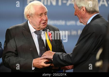 Geisa, Germania. 28 agosto 2021. Il vincitore del premio Bernhard Vogel (CDU, l), ex primo Ministro della Turingia, riceve il premio sotto forma di pietra di confine da Norbert Kleinheyer, membro del Consiglio di unità Tedesco dei Trustees, alla cerimonia del Point Alpha Award presso il memoriale. Il premio premia gli individui che hanno reso servizi eccezionali all'unità tedesca ed europea. È dotato di 25,000 euro. Credit: Swen Pförtner/dpa/Alamy Live News Foto Stock