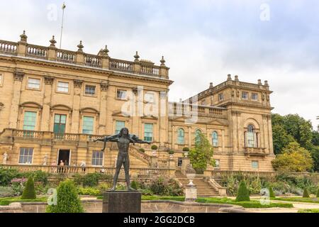 Scultura in bronzo di Orpheus nei giardini di Harewood House, la casa signorile del XVIII secolo a Harewood vicino a Leeds, nello Yorkshire. Foto Stock