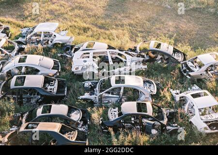 Scarico auto. Vecchie auto arrugginite rotte che giacciono sull'erba Foto Stock