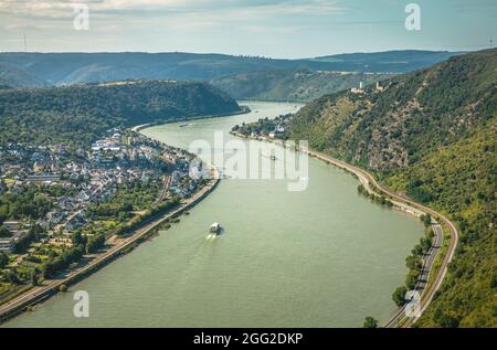 Paesaggio della Valle del Reno Vista dei fratelli ostili castelli Sterrenberg e Liebenstein a Kamp-Bornhofen e il villaggio di Bad Salzig Foto Stock