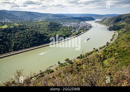 Paesaggio della Valle del Reno Vista dei fratelli ostili castelli Sterrenberg e Liebenstein a Kamp-Bornhofen e il villaggio di Bad Salzig Foto Stock