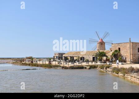 Antico mulino nella Salina di Trapani, Sicilia, Italia Foto Stock