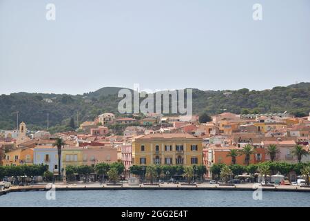 Vista sul porto e sul centro storico di Carloforte, San Pietro, Sardegna, Italia Foto Stock