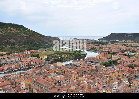 Il fiume Temo scorre verso il mediterraneo attraverso Bosa, Sardegna, Italia Foto Stock