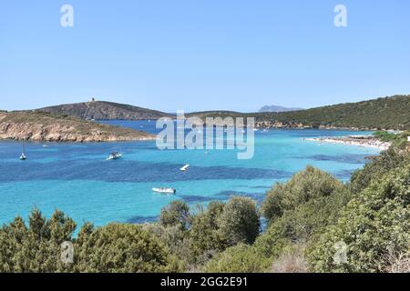 Baia blu con acque cristalline a costa del Sud, Sardegna, Italia Foto Stock