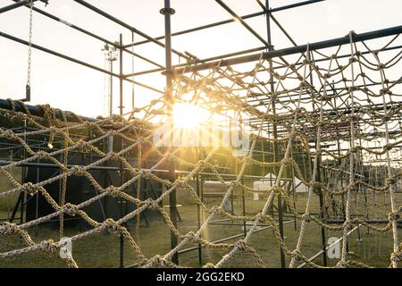 pista di ostacoli corse arrampicata rete di corda con cielo al tramonto Foto Stock