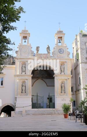 Matera, Italia - 17 agosto 2020: torre dell'orologio e campana di Palazzo del sedile, municipio di Matera, Italia Foto Stock