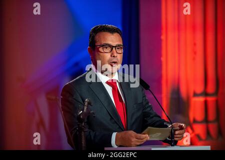 28 agosto 2021, Renania Settentrionale-Vestfalia, Münster: Zoran Zaev, primo Ministro della Macedonia Settentrionale, interviene alla cerimonia di premiazione del Premio per la Pace della Vestfalia. Il premio del 2020, del valore di 100,000 euro, va agli ex primi ministri della Grecia e della Macedonia settentrionale per il loro accordo nella disputa dei nomi macedoni e per la stabilità che ne deriva nell'intera regione balcanica. A causa della pandemia di Corona, l'assegnazione del premio è stata posticipata di un anno. Foto: Lino Mirgeler/dpa Foto Stock