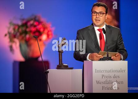 28 agosto 2021, Renania Settentrionale-Vestfalia, Münster: Zoran Zaev, primo Ministro della Macedonia Settentrionale, interviene alla cerimonia di premiazione del Premio per la Pace della Vestfalia. Il premio del 2020, del valore di 100,000 euro, va agli ex primi ministri della Grecia e della Macedonia settentrionale per il loro accordo nella disputa dei nomi macedoni e per la stabilità che ne deriva nell'intera regione balcanica. A causa della pandemia di Corona, l'assegnazione del premio è stata posticipata di un anno. Foto: Lino Mirgeler/dpa Foto Stock