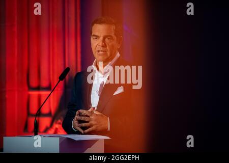 28 agosto 2021, Renania Settentrionale-Vestfalia, Münster: Alexis Tsipras, ex primo Ministro greco, interviene alla cerimonia di premiazione del Premio per la Pace della Vestfalia. Il premio del 2020, del valore di 100,000 euro, va agli ex primi ministri della Grecia e della Macedonia settentrionale per il loro accordo nella disputa dei nomi macedoni e per la stabilità che ne deriva nell'intera regione balcanica. A causa della pandemia di Corona, l'assegnazione del premio è stata posticipata di un anno. Foto: Lino Mirgeler/dpa Foto Stock