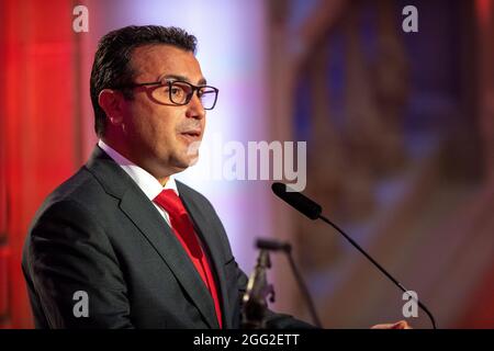 28 agosto 2021, Renania Settentrionale-Vestfalia, Münster: Zoran Zaev, primo Ministro della Macedonia Settentrionale, interviene alla cerimonia di premiazione del Premio per la Pace della Vestfalia. Il premio del 2020, del valore di 100,000 euro, va agli ex primi ministri della Grecia e della Macedonia settentrionale per il loro accordo nella disputa dei nomi macedoni e per la stabilità che ne deriva nell'intera regione balcanica. A causa della pandemia di Corona, l'assegnazione del premio è stata posticipata di un anno. Foto: Lino Mirgeler/dpa Foto Stock