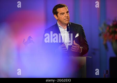 28 agosto 2021, Renania Settentrionale-Vestfalia, Münster: Alexis Tsipras, ex primo Ministro greco, interviene alla cerimonia di premiazione del Premio per la Pace della Vestfalia. Il premio del 2020, del valore di 100,000 euro, va agli ex primi ministri della Grecia e della Macedonia settentrionale per il loro accordo nella disputa dei nomi macedoni e per la stabilità che ne deriva nell'intera regione balcanica. A causa della pandemia di Corona, l'assegnazione del premio è stata posticipata di un anno. Foto: Lino Mirgeler/dpa Foto Stock