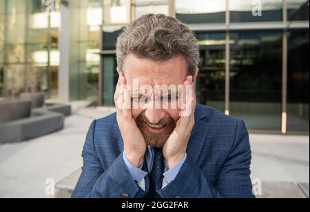 il dirigente del direttore esprime le emozioni. ritratto maturo del boss bearded. uomo d'affari frustrato Foto Stock