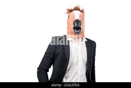 L'uomo professionista indossa la testa di cavallo e il vestito da lavoro isolato su cavallo bianco Foto Stock