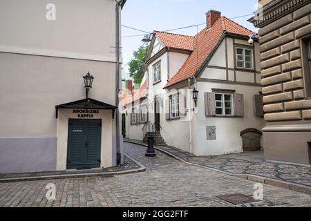 Riga, Lettonia. 22 agosto 2021. Una piccola cappella in una strada nel centro della città Foto Stock