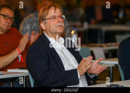 Berlino, Germania. 28 agosto 2021. Calcio, stagione 2019/20, Giornata dell'Associazione BFV Ordinaria 2021. Rainer Koch, primo vicepresidente del DFB per il calcio amatoriale e gli affari regionali e statali dell'associazione, siede nel suo seggio e si aggancia. Credit: Michael Hundt/dpa/Alamy Live News Foto Stock