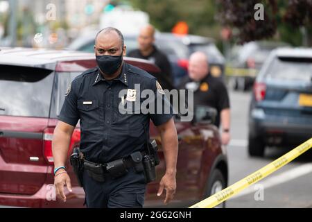 Portland, Stati Uniti. 27 ago 2021. Charles Lovell, capo della polizia di Portland, partecipa a una conferenza stampa dopo uno sparo mortale che ha lasciato un ufficiale ferito a Portland, Oregon. All'inizio della giornata, il dea ha servito un mandato ad un uomo in un complesso di appartamenti, poco dopo, la polizia di Portland è stata chiamata per il back-up e un sparo seguito, lasciando un ufficiale di polizia di Portland ferito. Il sospetto è stato pronunciato morto sulla scena. Portland, Oregon, USA, 27 agosto 2021 (Mathieu Lewis-Rolland/SIPA USA) Credit: Sipa USA/Alamy Live News Foto Stock