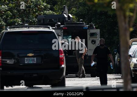 Portland, Stati Uniti. 27 ago 2021. I funzionari delle forze dell'ordine conducono un'indagine nei pressi di un veicolo blindato dopo uno sparo mortale che ha lasciato un ufficiale ferito a Portland, Oregon. All'inizio della giornata, il dea ha servito un mandato ad un uomo in un complesso di appartamenti, poco dopo, la polizia di Portland è stata chiamata per il back-up e un sparo seguito, lasciando un ufficiale di polizia di Portland ferito. Il sospetto è stato pronunciato morto sulla scena. Portland, Oregon, USA, 27 agosto 2021 (Mathieu Lewis-Rolland/SIPA USA) Credit: Sipa USA/Alamy Live News Foto Stock