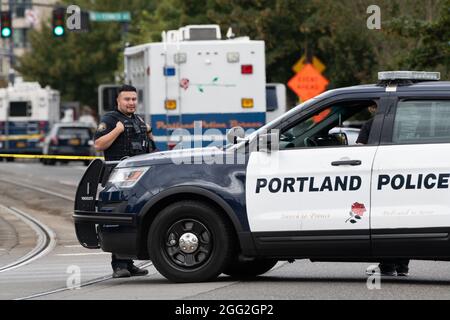 Portland, Stati Uniti. 27 ago 2021. Gli ufficiali di polizia di Portland conducono un'indagine in una zona perdonata dopo uno sparo mortale che ha lasciato un ufficiale ferito a Portland, Oregon. All'inizio della giornata, il dea ha servito un mandato ad un uomo in un complesso di appartamenti, poco dopo, la polizia di Portland è stata chiamata per il back-up e un sparo seguito, lasciando un ufficiale di polizia di Portland ferito. Il sospetto è stato pronunciato morto sulla scena. Portland, Oregon, USA, 27 agosto 2021 (Mathieu Lewis-Rolland/SIPA USA) Credit: Sipa USA/Alamy Live News Foto Stock