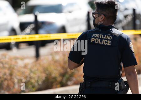 Portland, Stati Uniti. 27 ago 2021. Gli ufficiali di polizia di Portland conducono un'indagine in una zona perdonata dopo uno sparo mortale che ha lasciato un ufficiale ferito a Portland, Oregon. All'inizio della giornata, il dea ha servito un mandato ad un uomo in un complesso di appartamenti, poco dopo, la polizia di Portland è stata chiamata per il back-up e un sparo seguito, lasciando un ufficiale di polizia di Portland ferito. Il sospetto è stato pronunciato morto sulla scena. Portland, Oregon, USA, 27 agosto 2021 (Mathieu Lewis-Rolland/SIPA USA) Credit: Sipa USA/Alamy Live News Foto Stock