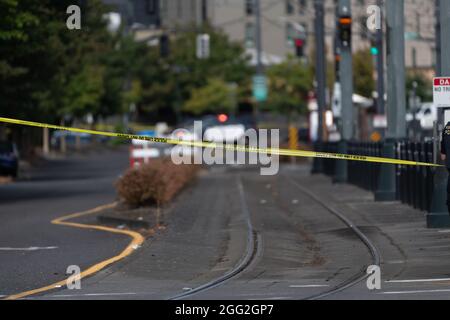 Portland, Stati Uniti. 27 ago 2021. Il nastro della scena del crimine è visto attraverso un mozzo di transito dopo uno sparo mortale che ha lasciato un ufficiale ferito a Portland, Oregon. All'inizio della giornata, il dea ha servito un mandato ad un uomo in un complesso di appartamenti, poco dopo, la polizia di Portland è stata chiamata per il back-up e un sparo seguito, lasciando un ufficiale di polizia di Portland ferito. Il sospetto è stato pronunciato morto sulla scena. Portland, Oregon, USA, 27 agosto 2021 (Mathieu Lewis-Rolland/SIPA USA) Credit: Sipa USA/Alamy Live News Foto Stock